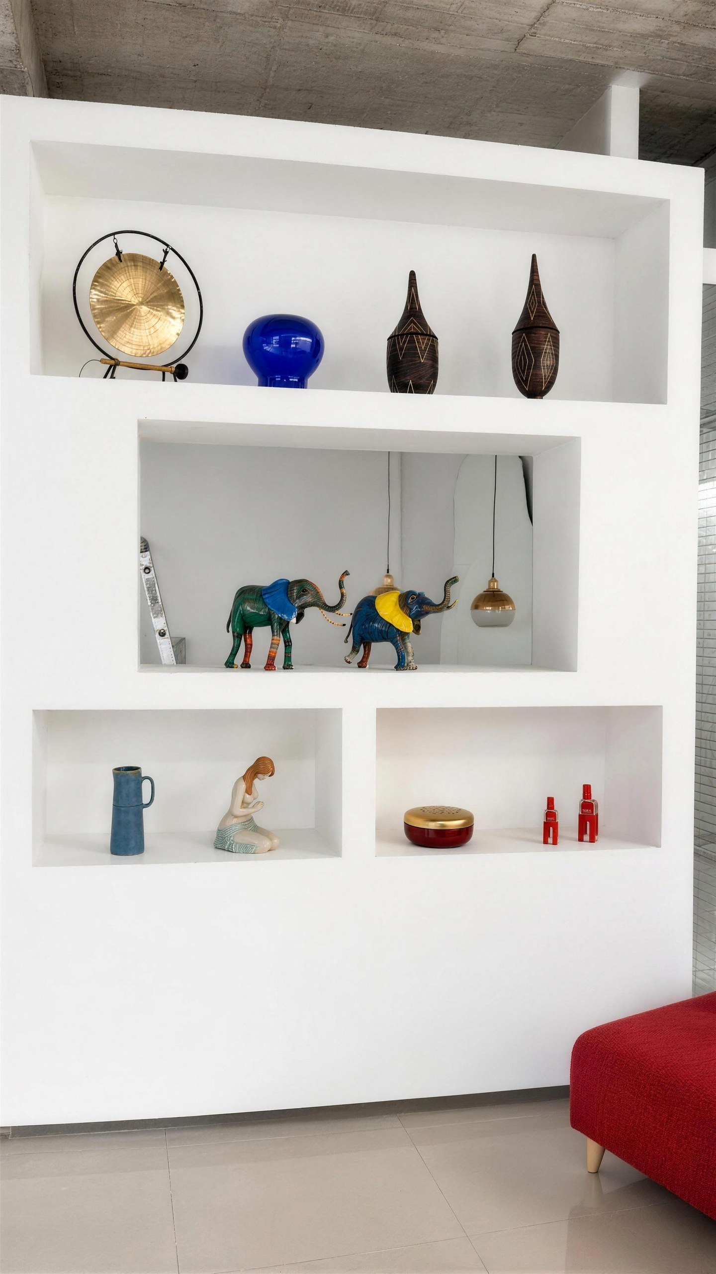 Mueble blanco con gong, jarrones y figuras decorativas