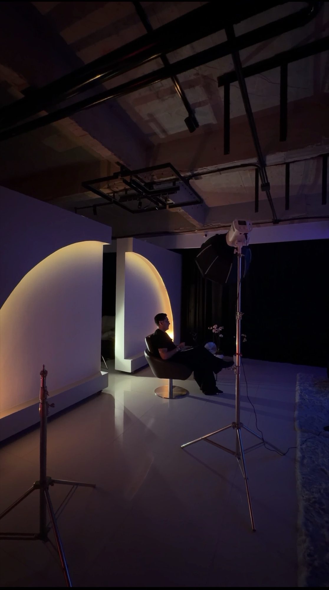 Arco de luz cálida en el estudio
