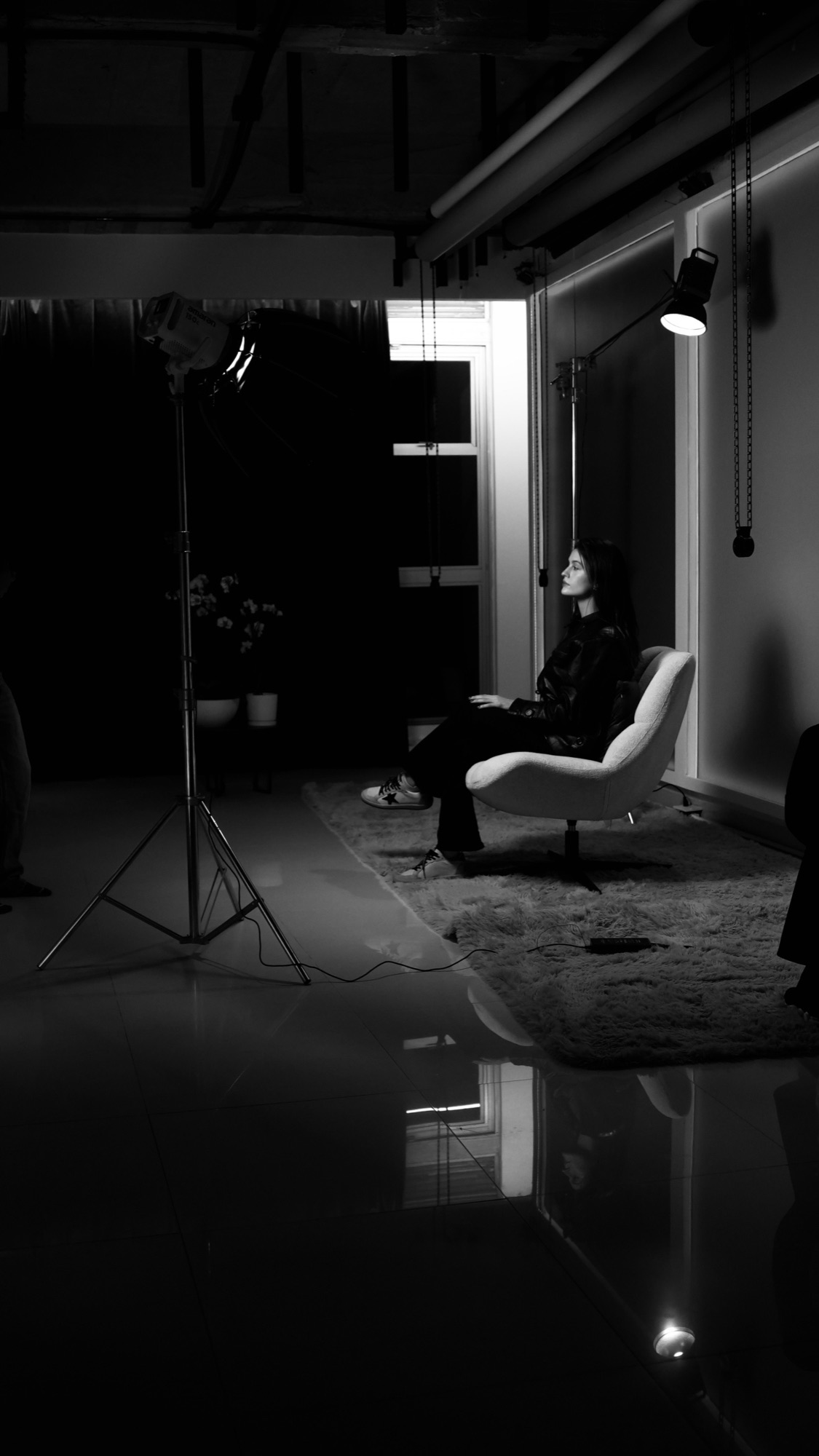 Set en blanco y negro con silla blanca