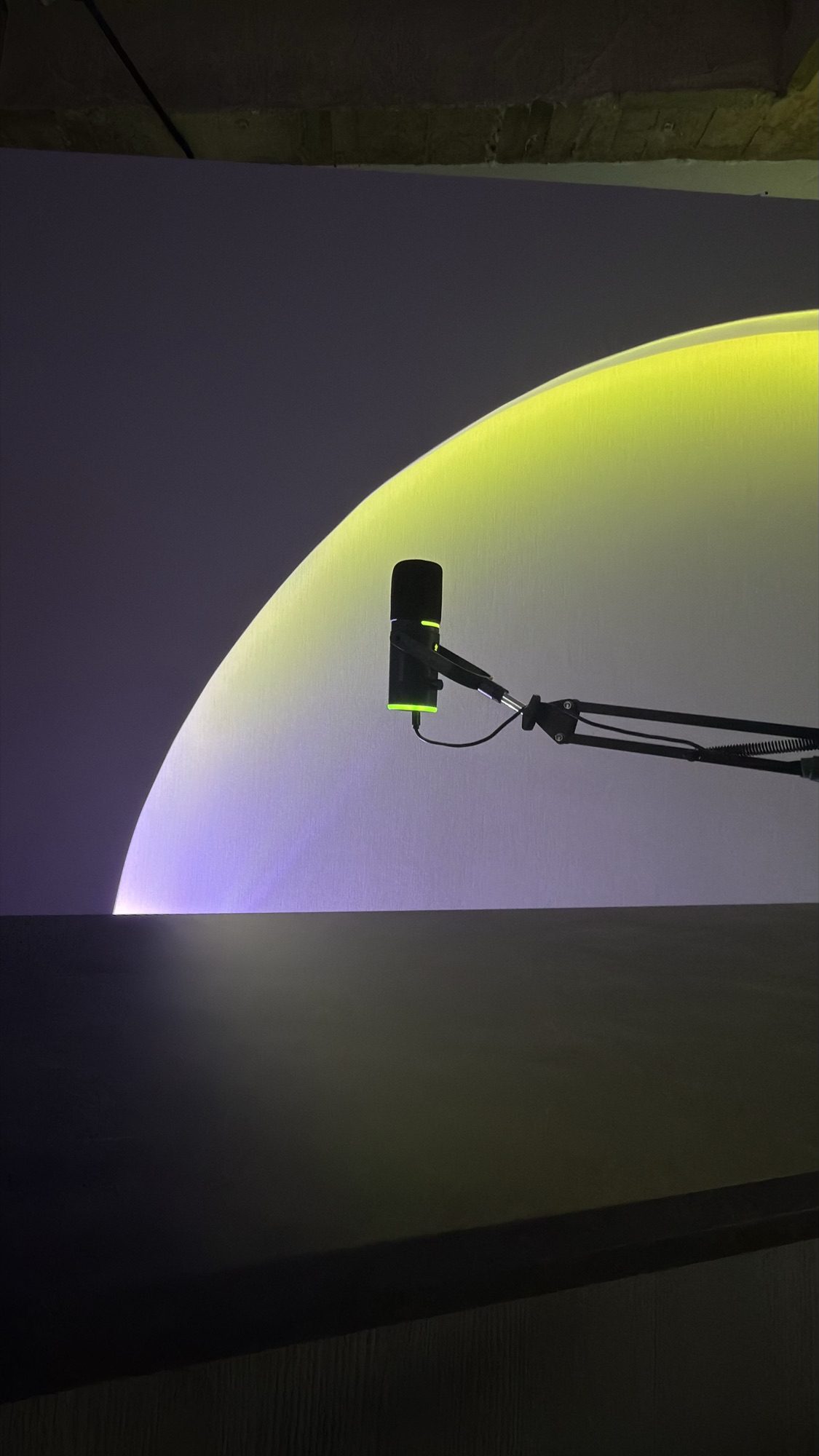 Arco iluminado en amarillo